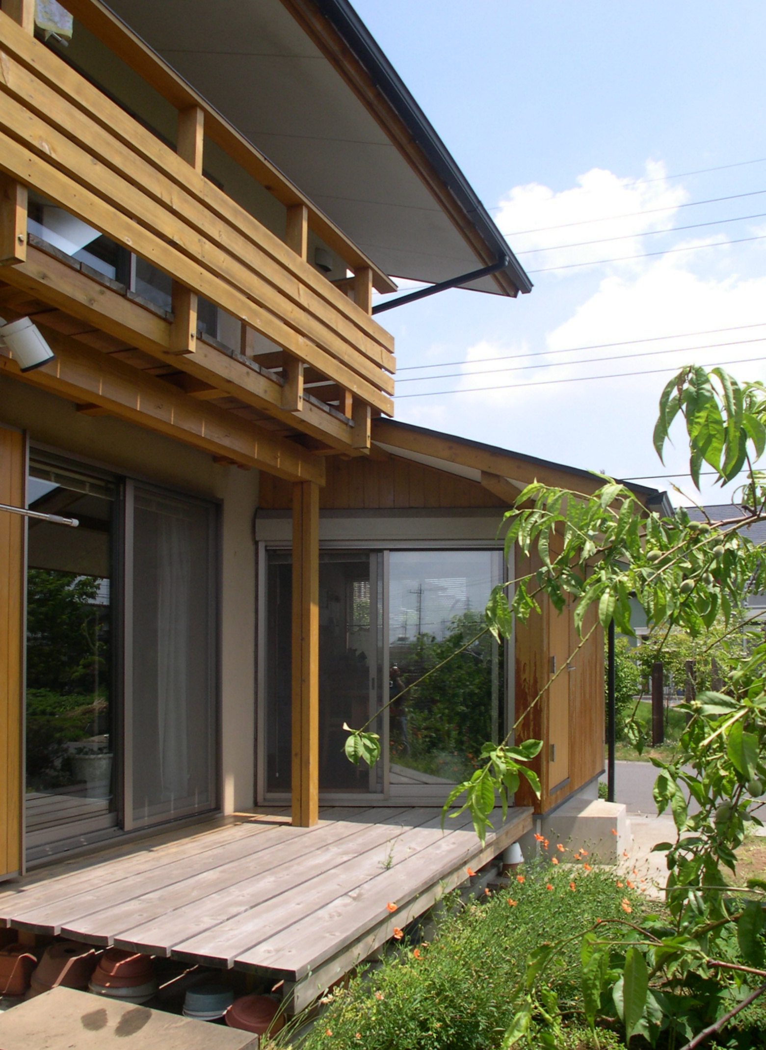 木の家とウッドデッキ